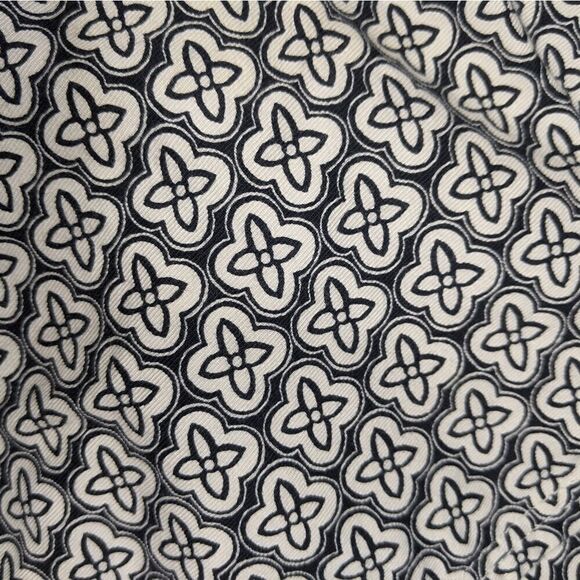 Banana republic black and white cuff short… - Picture 3 of 4